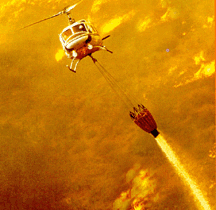 Bambi Bucket vatnsfata í þyrlu yfir skógareldi