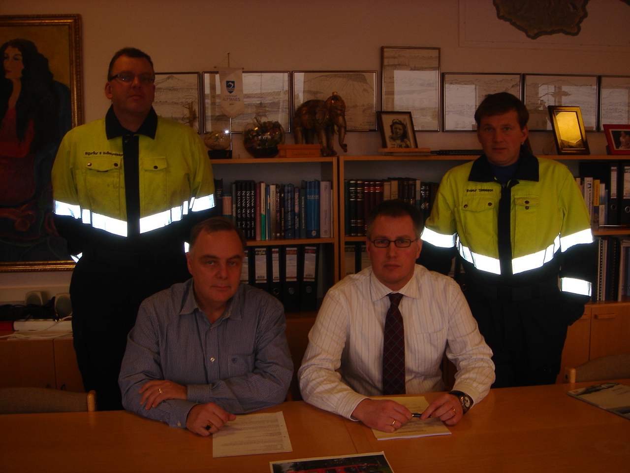 Á myndinni eru Sigurður varaslstj. Benedikt frá Ó.G. & Co hf, Kristinn bæajarstjóri og Svanur slökkvistj. við undirskrift samningsins