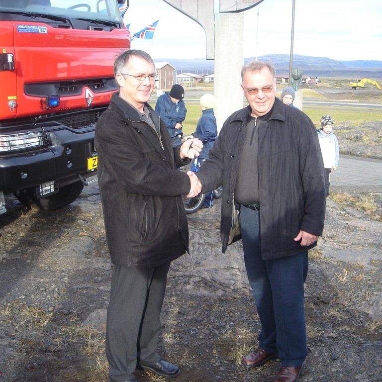 Handarband og lyklaafhending