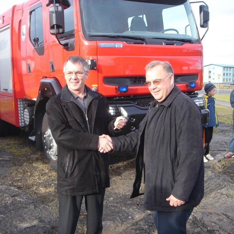 Handarband og lyklaafhending