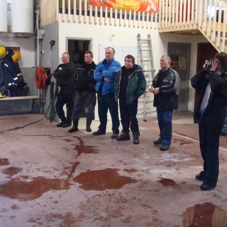 Gestir og slökkviliðsmenn