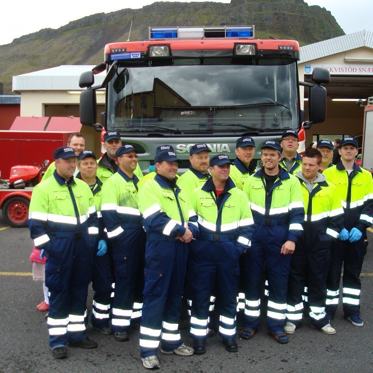 Liðið fyrir framan nýju bifreiðina