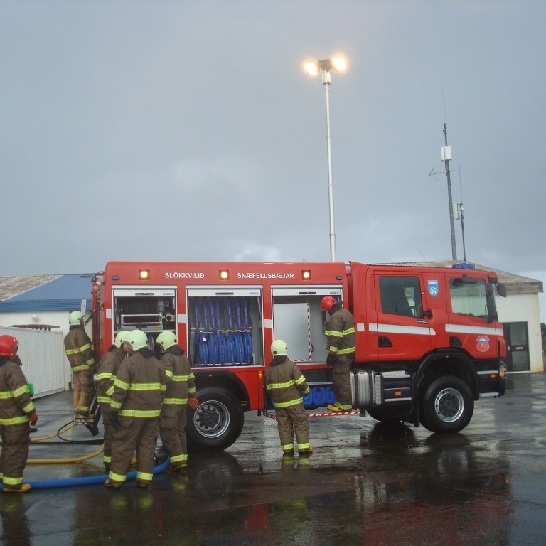 Ljósamastrið komið upp