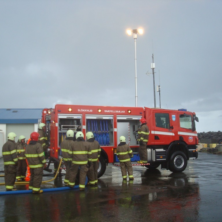 Ljósamastrið komið upp