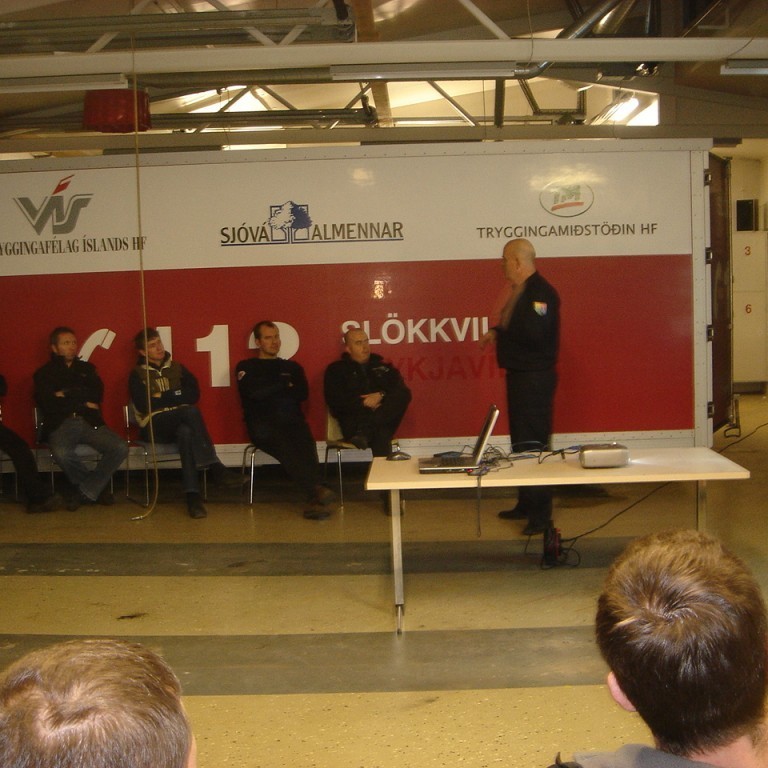 Verðmætaverndargámurinn blasir við.