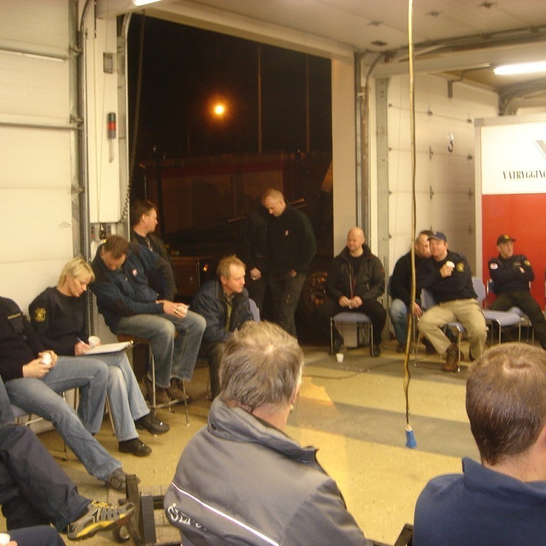 Menn óöruggir á leið út. Öruggara var að vera inni