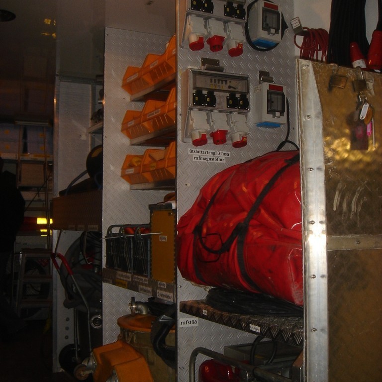 Uppblásið tjald í gámnum