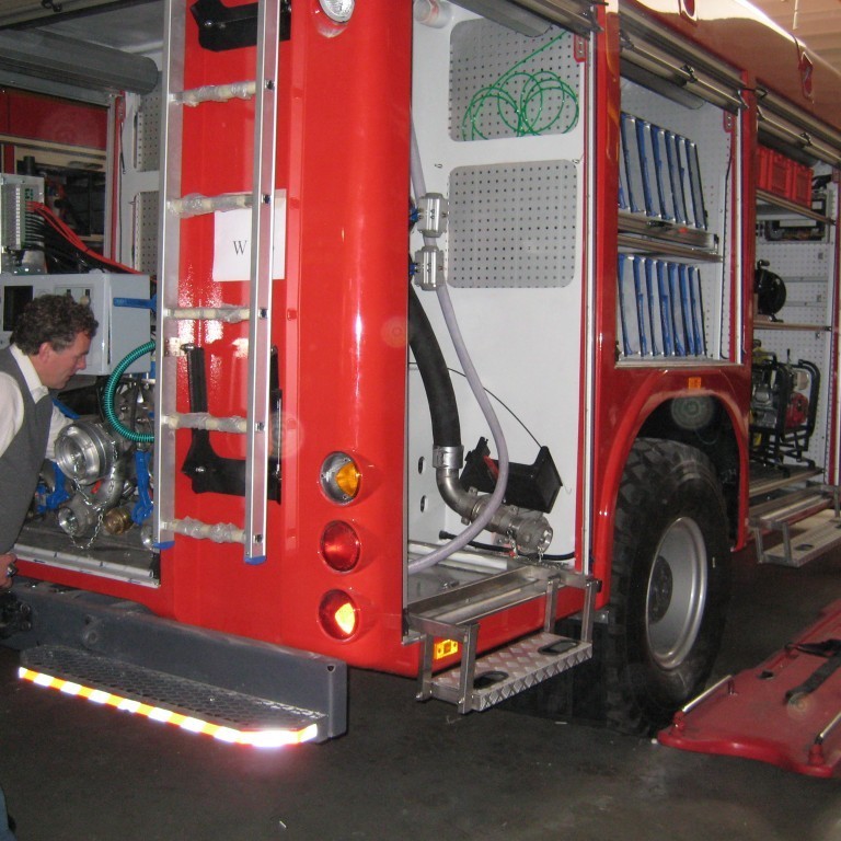 Dælan skoðuð í Litháenskri bifreið