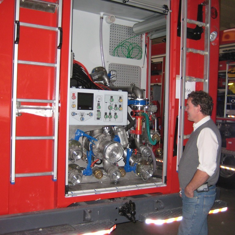 Dælan skoðuð í Litháenskri bifreið