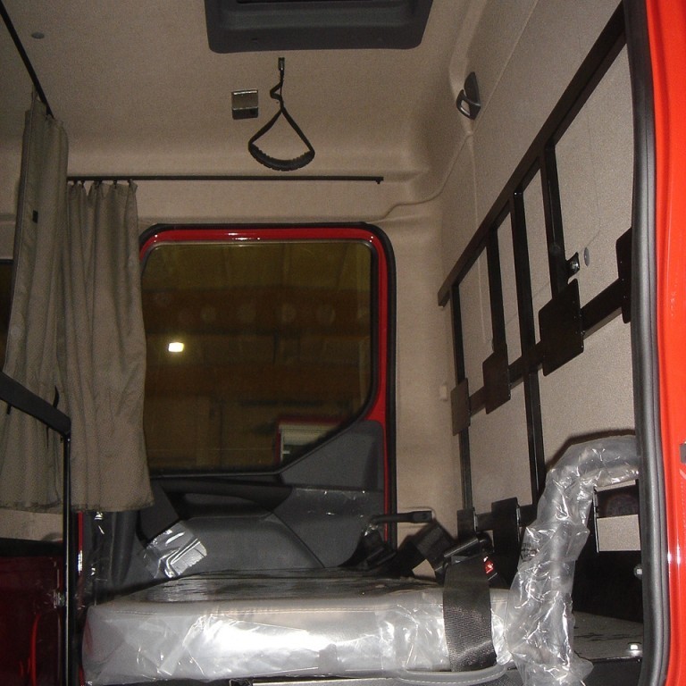 Séð inn í Renault Midlum