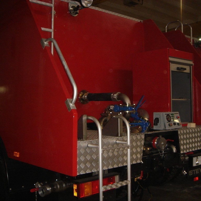 Séð aftan á Steyr bifreið