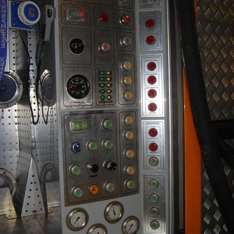 Brunadælumælaborð í Almannavarnarbifreið