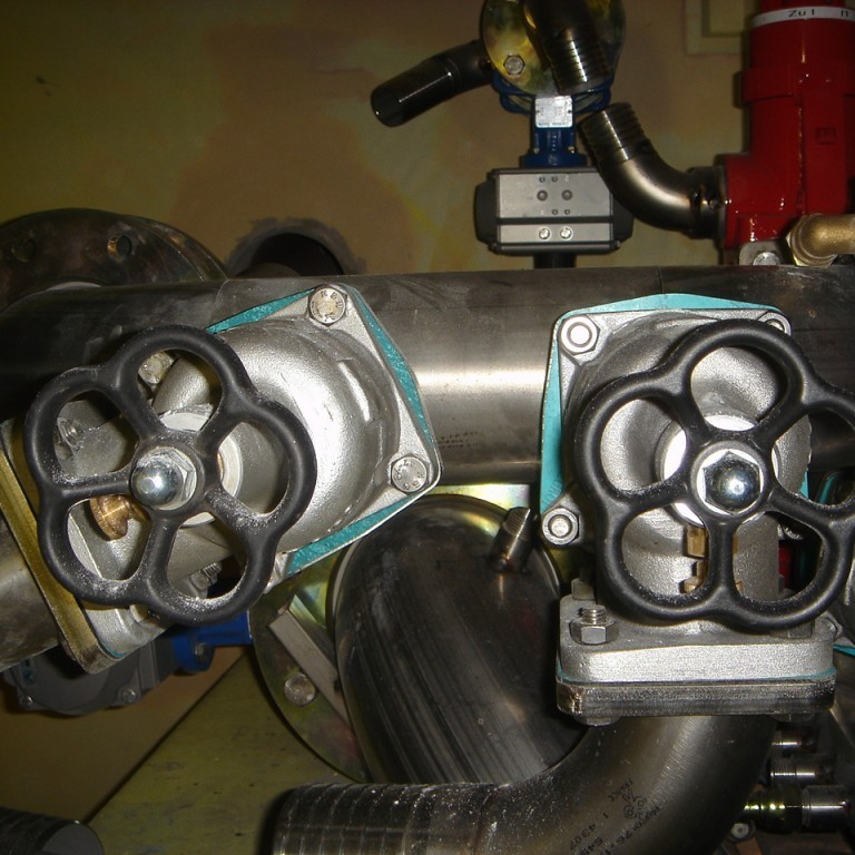 Skrúfaðir kranar á dælu