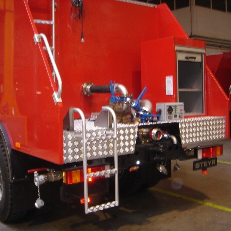 Séð aftan á Steyr slökkvibifreið