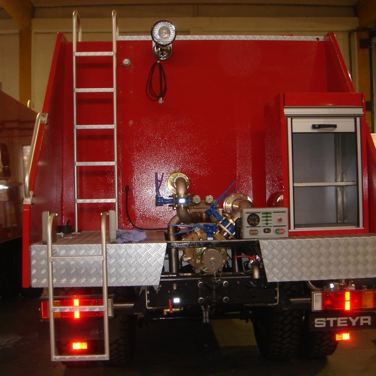 Séð aftan á Steyr slökkvibifreið