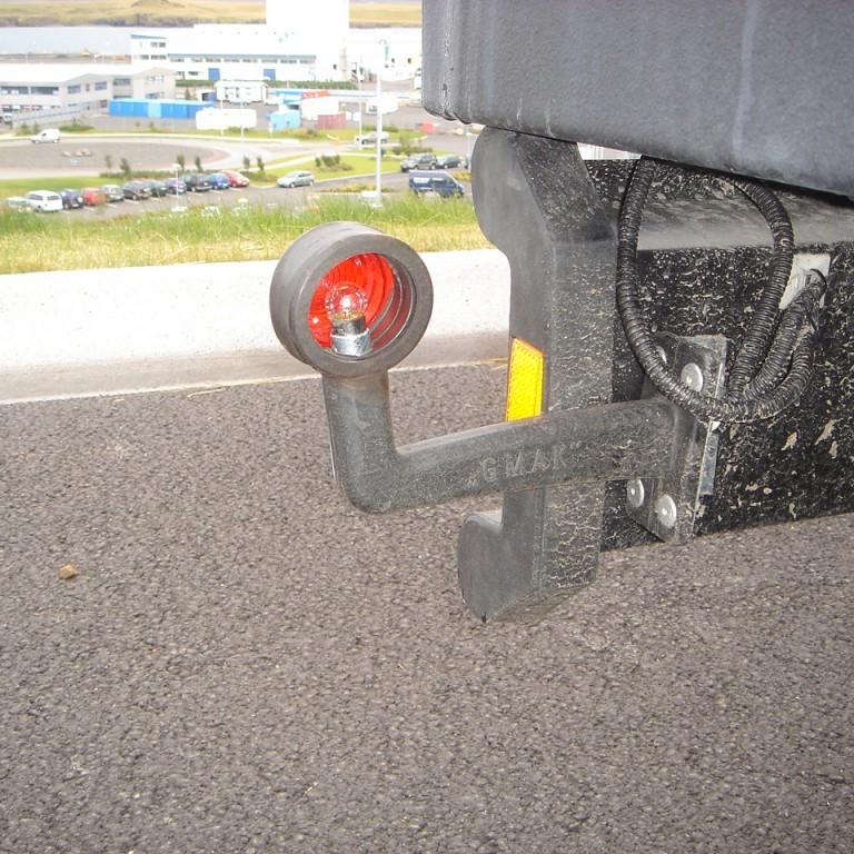 Brotið afturljós á kerruvagni