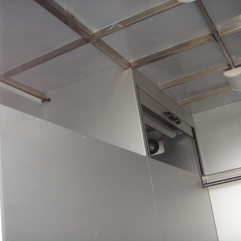 Inni í miðrými, hillur