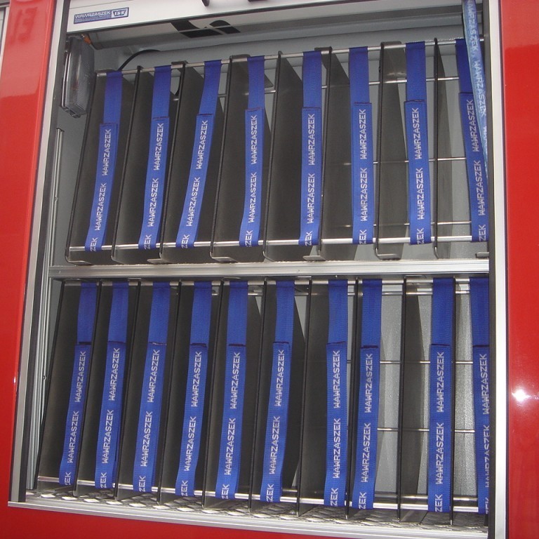 Slöngurekkar í hliðarskáp