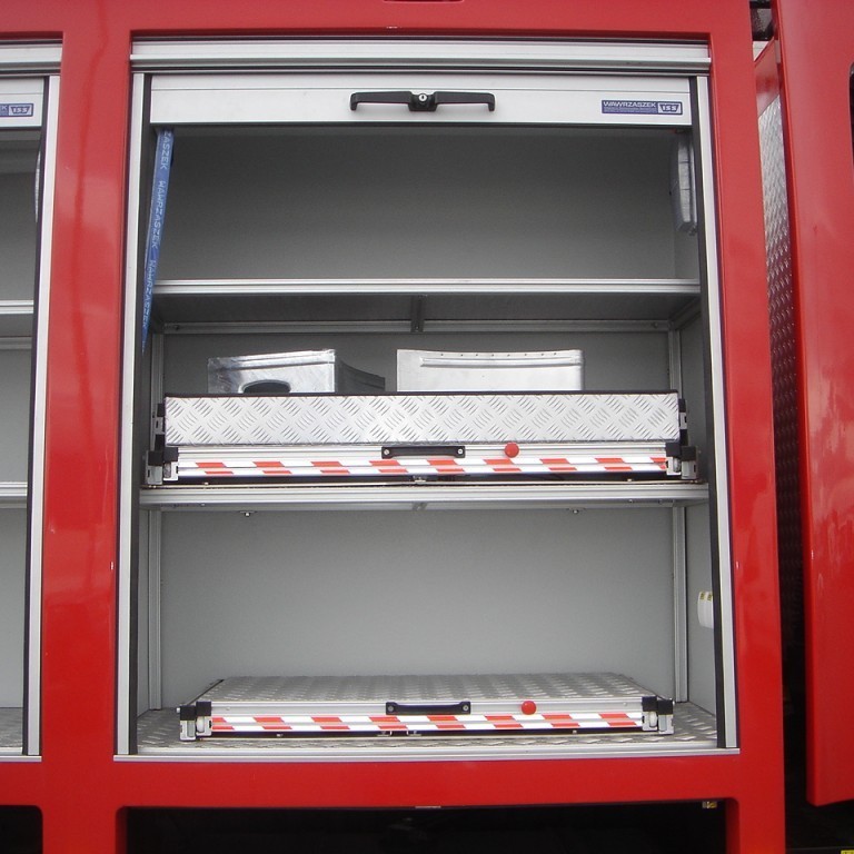 Hillur og pallur í fremsta skáp