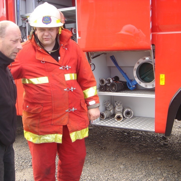 Slökkvistjóri tekur á móti okkur