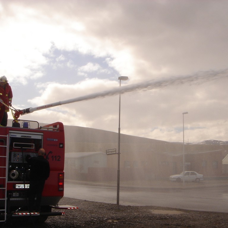 Sprautað um froðutrekt. Þvottur í hættu.