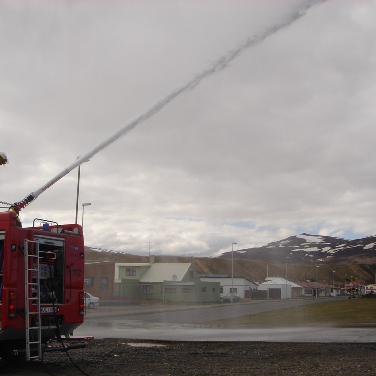 Sprautað um froðutrekt. Þvottur í hættu.