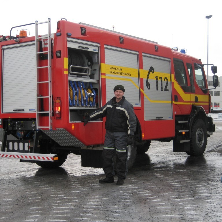 Ólafur við bifreiðina