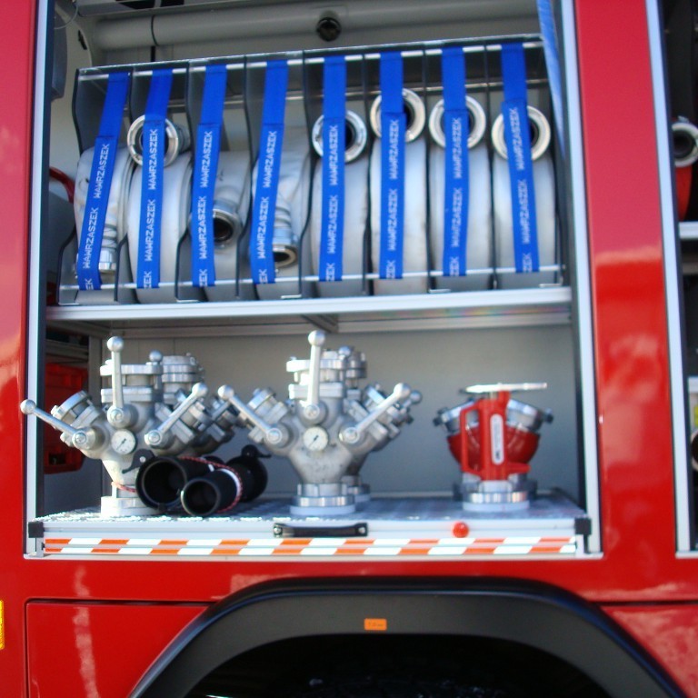 Miðskápur með slöngurekka og útdr. hillu