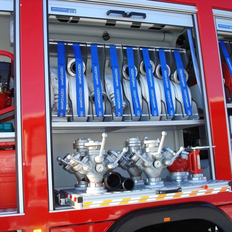 Miðskápur með slöngurekka og útdr. hillu