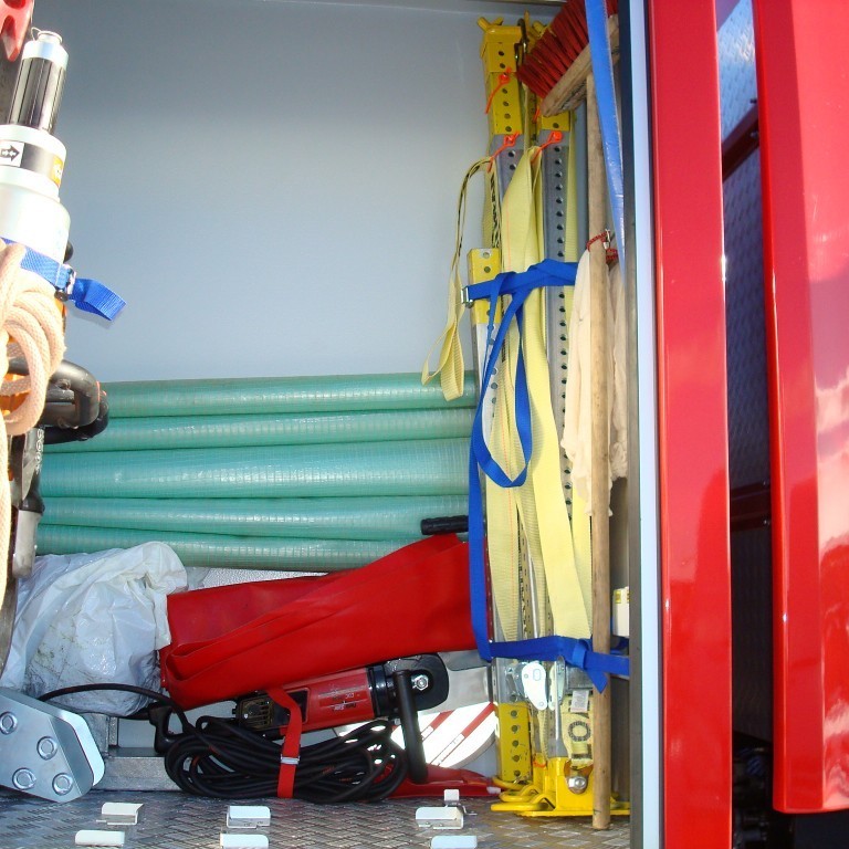 Stoðir og tvíblaða rafmagnssög