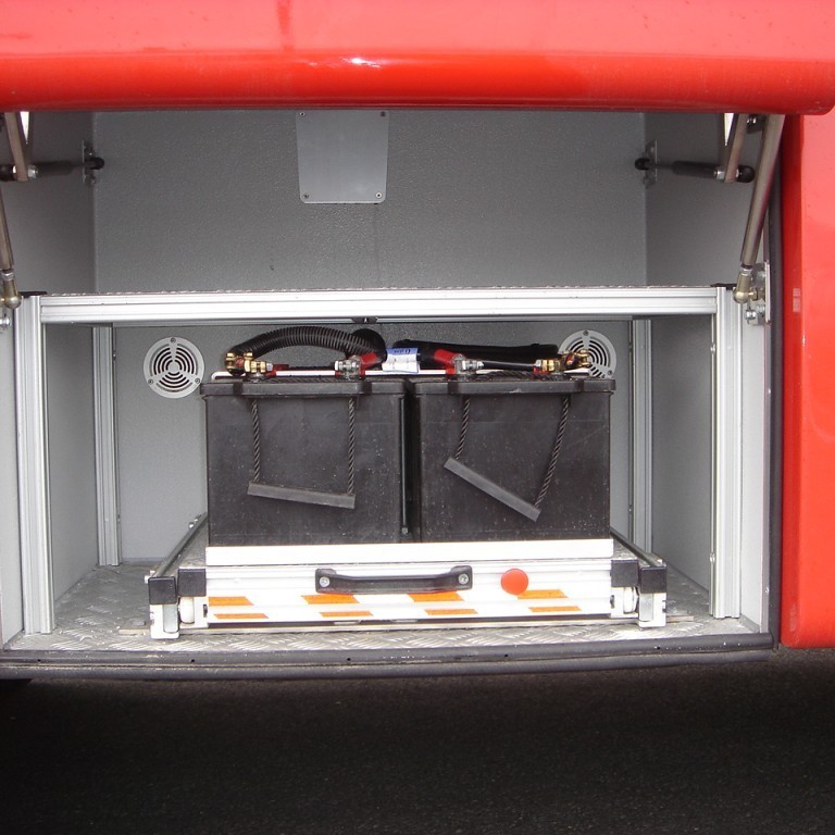 Rafgeymar á útdraganlegum palli