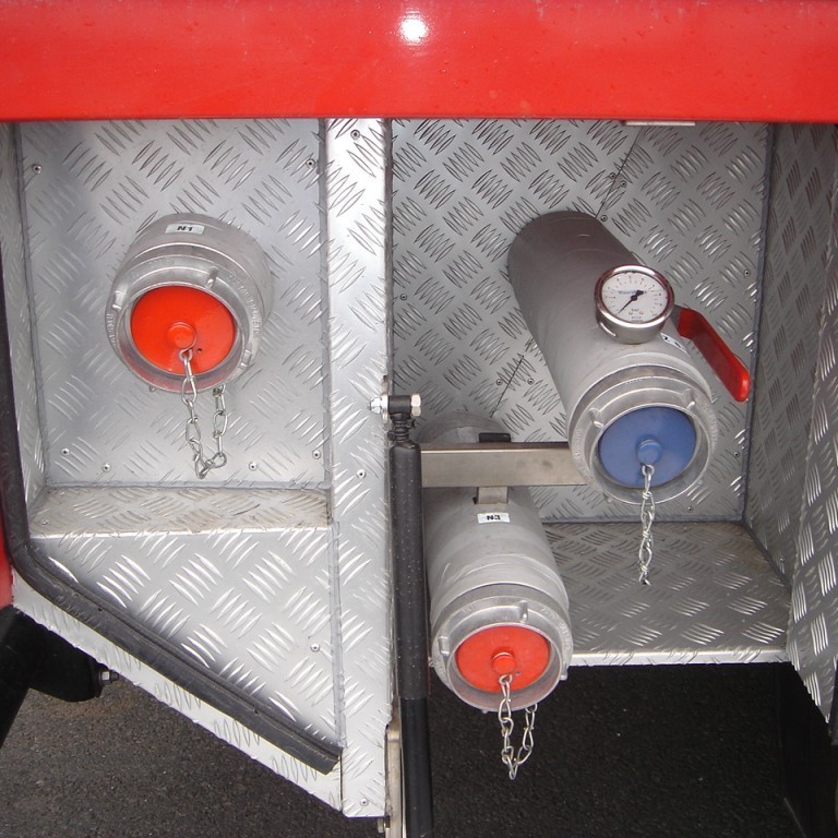 Úttök og inntak á vatnstank með mæli