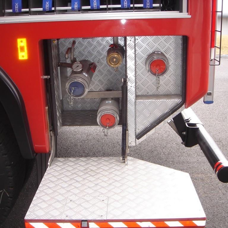 Úttök og inntak og úttak á froðutank