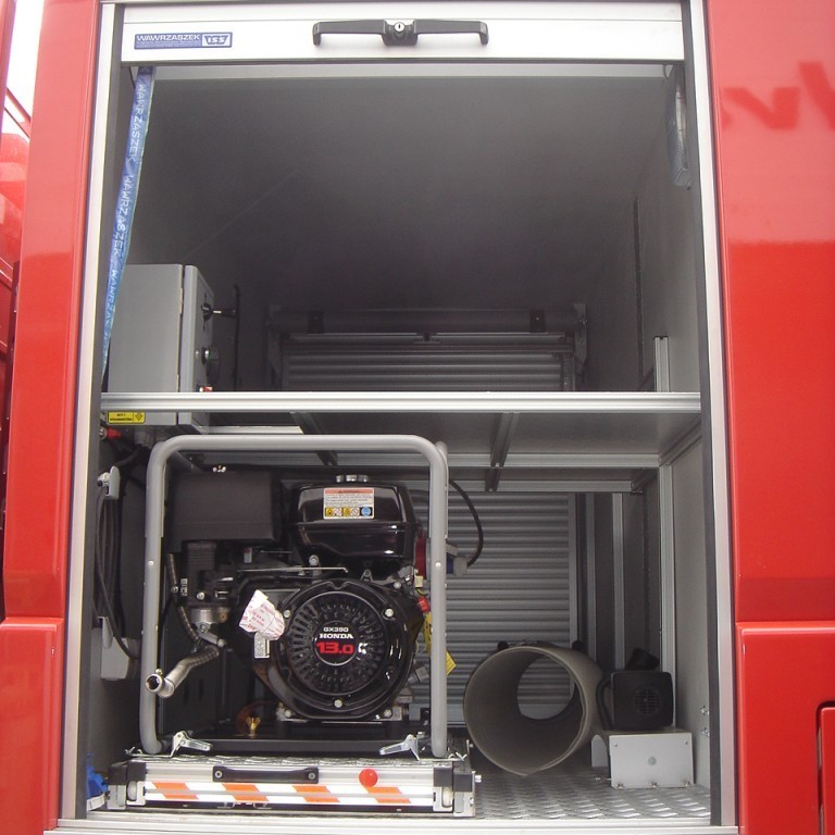 Fremst skápur vinstra megin með rafstöð