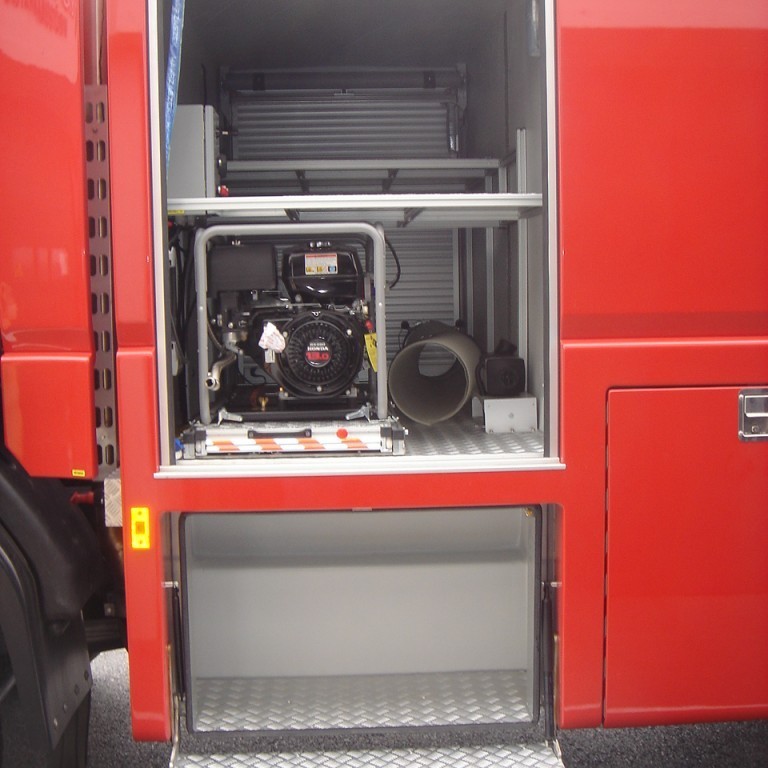 Fremst skápur vinstra megin með rafstöð