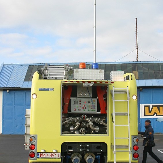 Ljósamastur og dæla