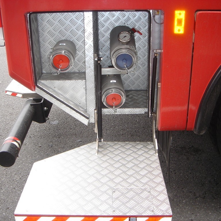 Úttök og inntak með mæli á vatnstank