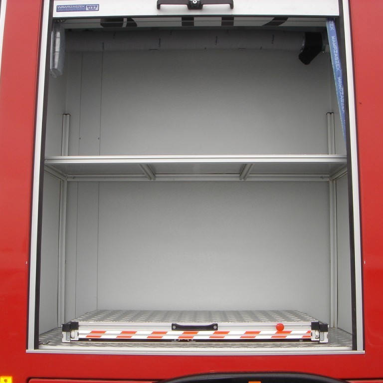 Útdreginn pallur í miðjuskáp