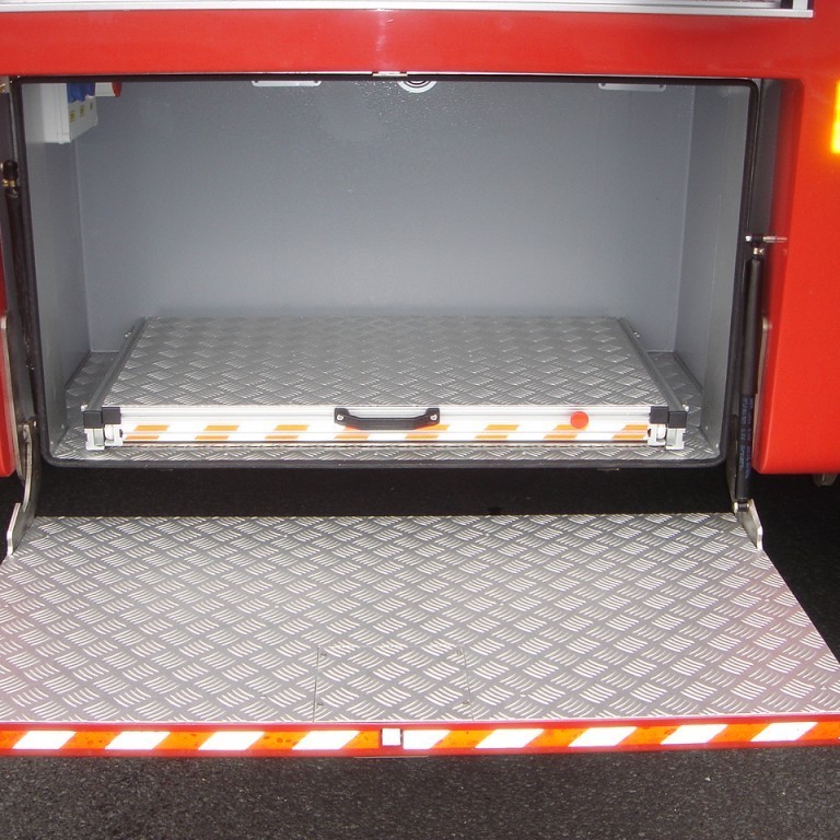 Útdreginn pallur í neðri skáp