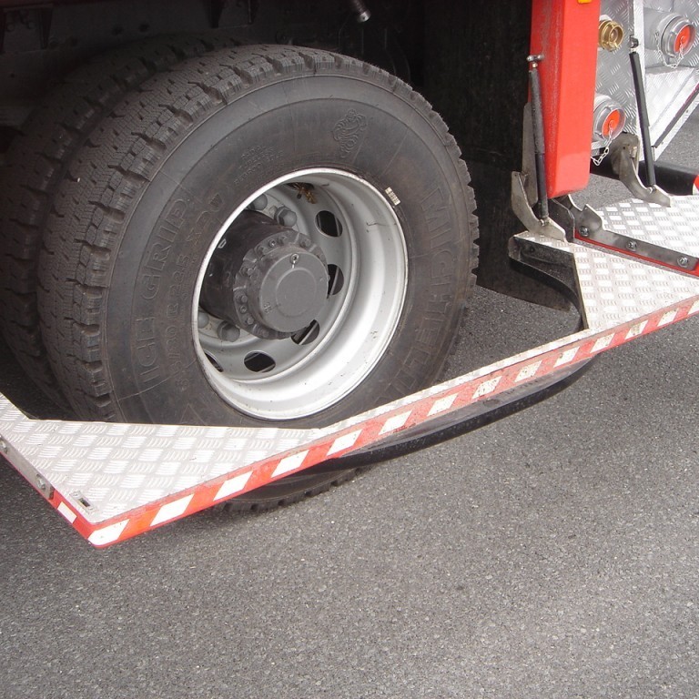 Ástig við afturhjól til að komast í miðskáp