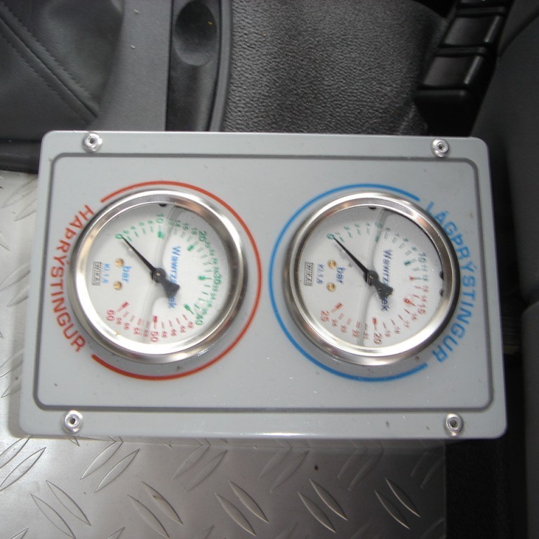 Þrýstingsmælar í ökumannshúsi