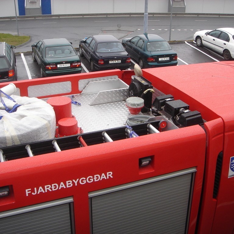 Sjá má á þaki kælir fyrir rafal