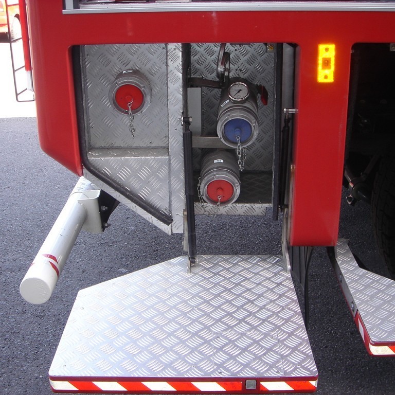 Úttök og inntak með þrýstingsmæli að vatnstanki