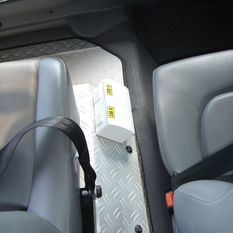 Innstungur 220V í ökumannshúsi frá húsarafmagni