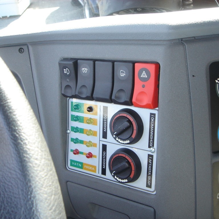 Miðstöðvarrofar og tankaaflestur í ökumannshúsi