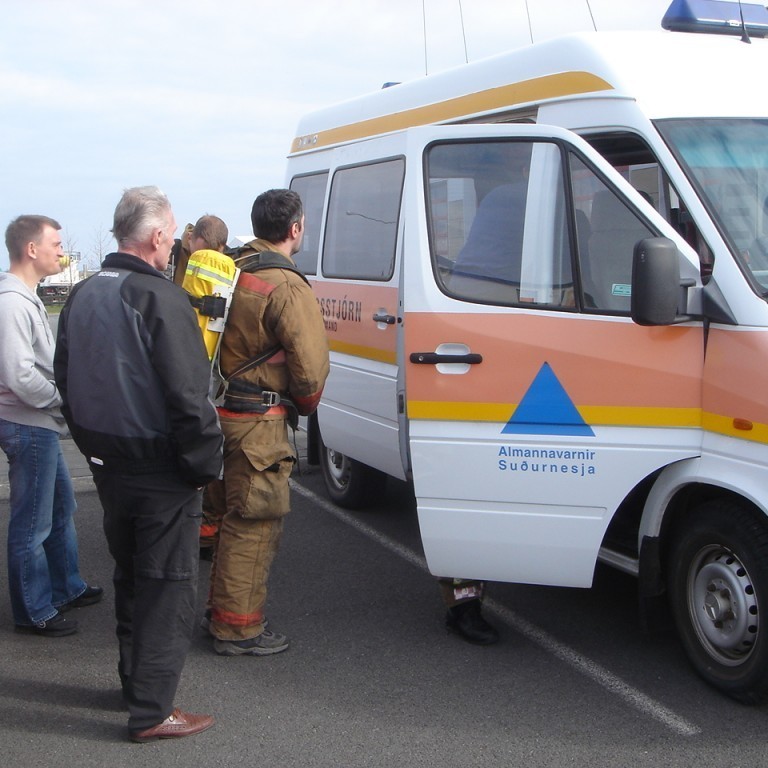 Hver skyldi vera inni í bílnum ?