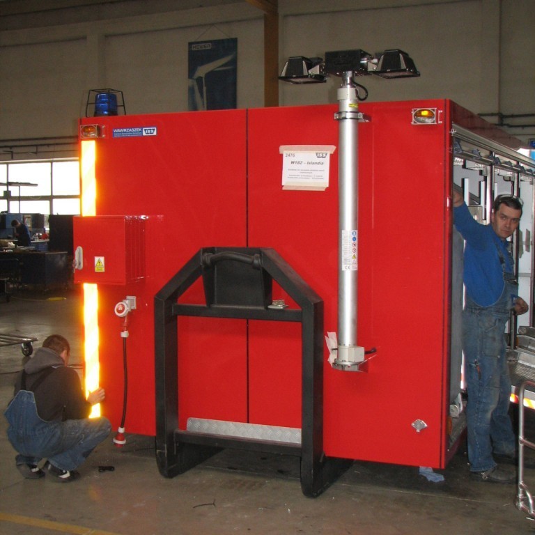 Ljósamastur og rafmagnstafla