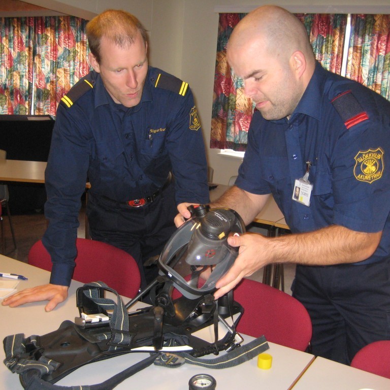 Gauti og Sigurður að spá í maskann