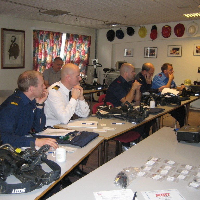 Menn hlusta af athygli á kennarann