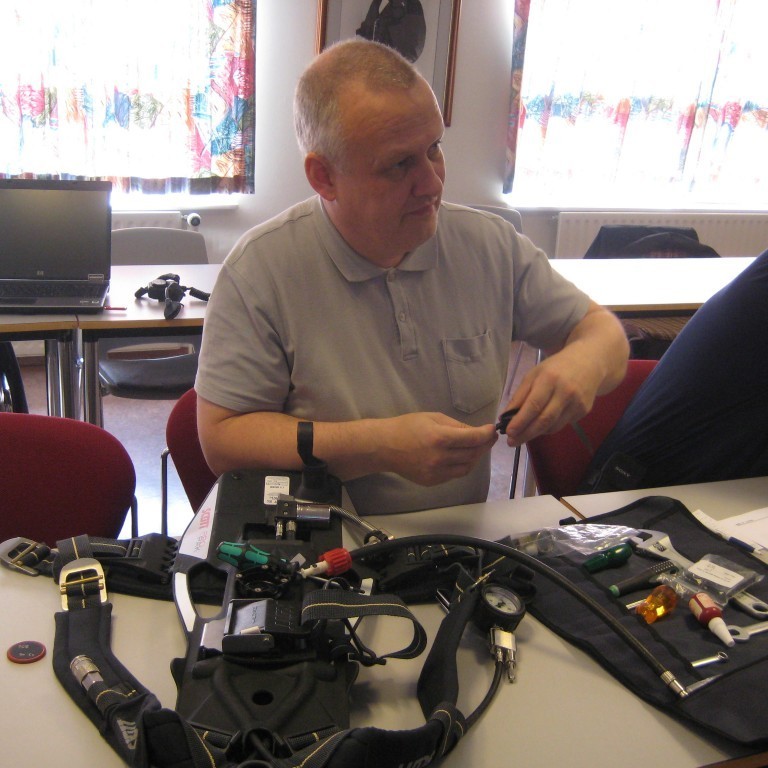 Einar einbeittur að gera við